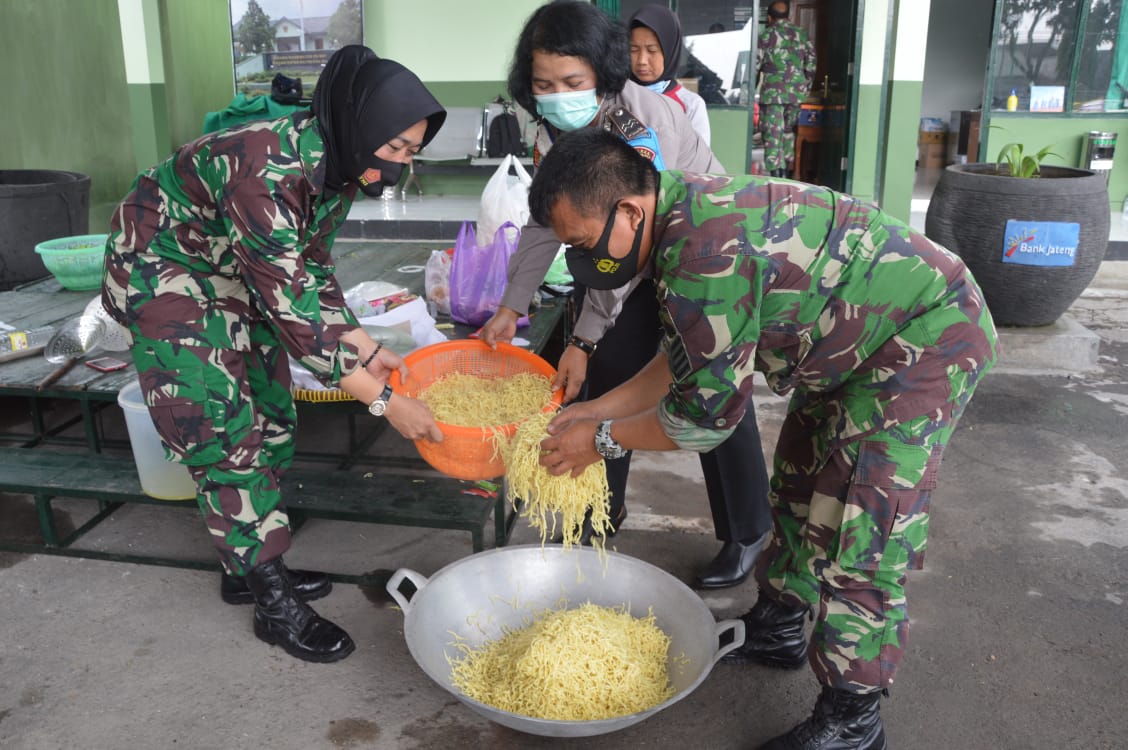 Peduli Wabah Covid, Dapur Lapangan TNI-Polri Kembali Digelar