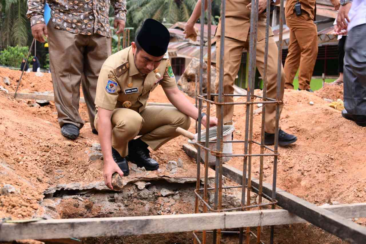 Wakil Bupati Labura meletakkan batu pertama pembangunan mesjid Irsyadul Ulama