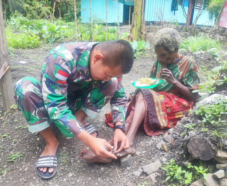 Inilah Wujud Cinta Kasih Satgas Yonif  Raider 142/KJ Kepada Mama Papua