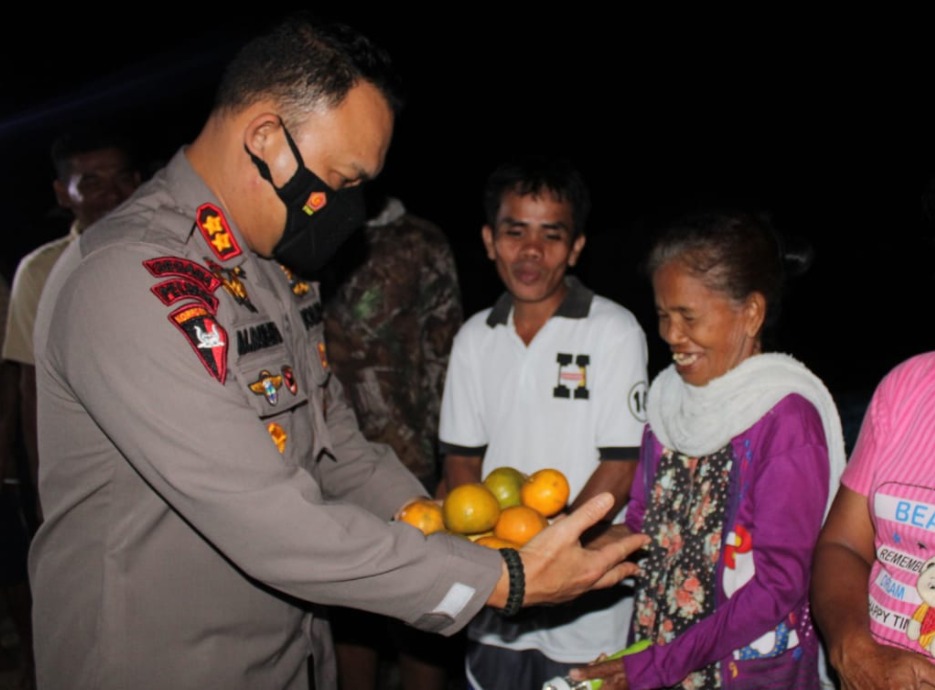 KAPOLRES LABUHANBATU DIDAMPINGI WAKIL BUPATI LABURA KUNJUNGI KORBAN BANJIR DIDESA SIALANG TAJI