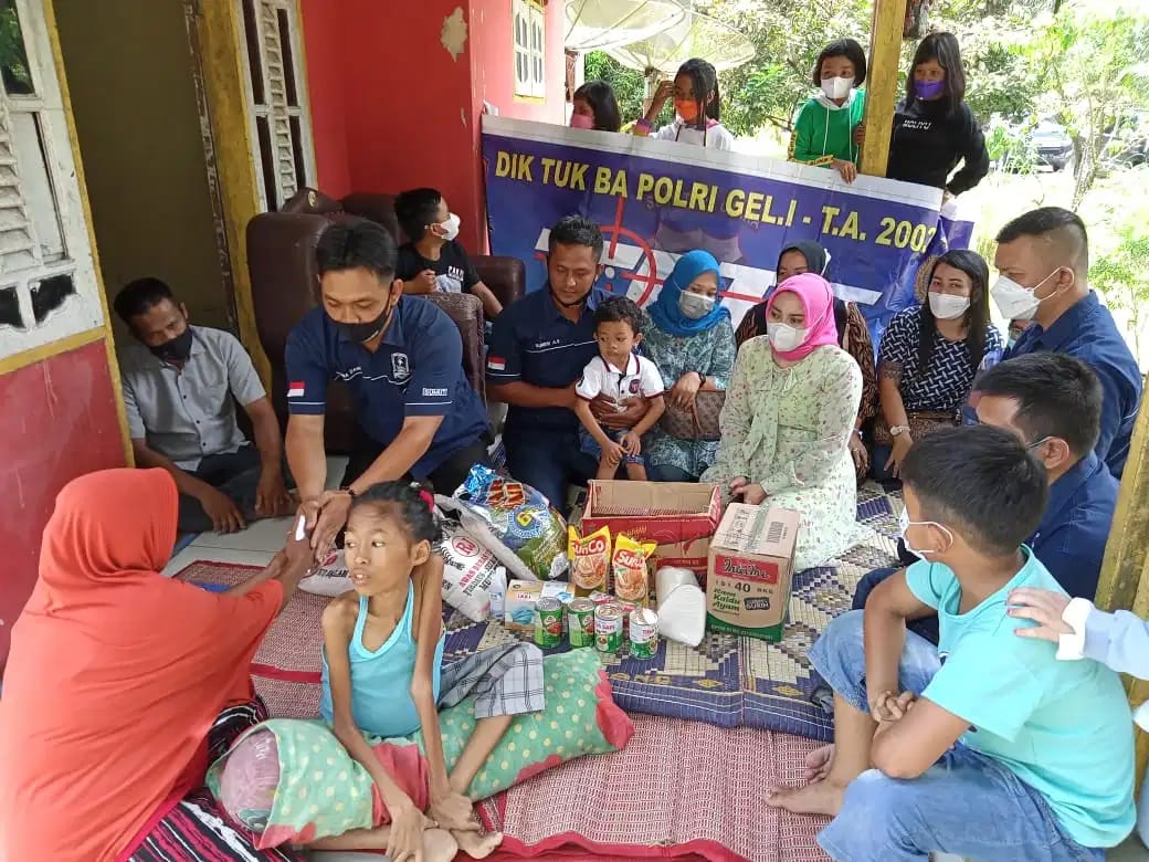 MUTIARA Penderita Tumor di perut mendapat bantuan dari TFTT yang bertugas di Polres Labuhanbatu
