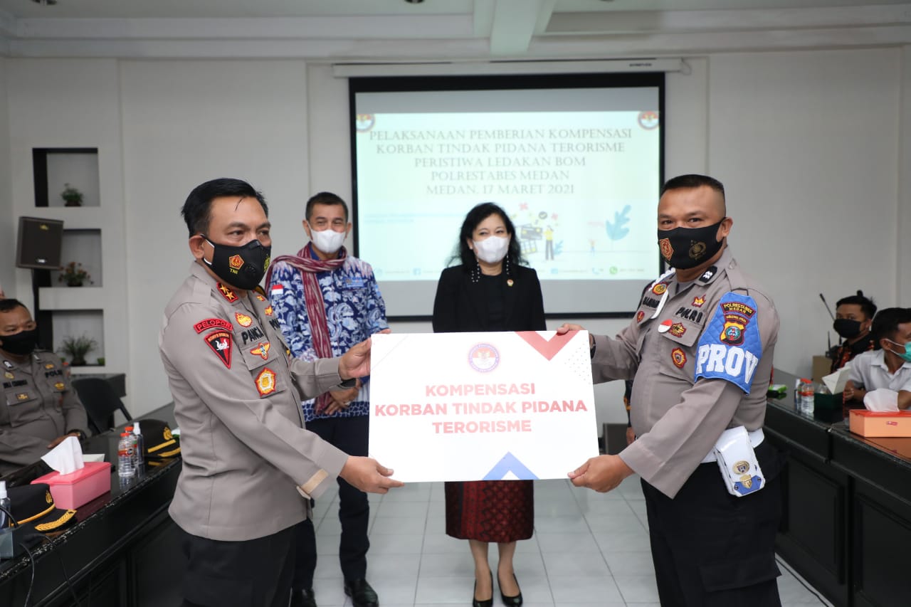 Kapolda Sumut, LPSK dan Komisi III DPR RI Serahkan Bantuan kepada 7 Korban Bom Polrestabes Medan
