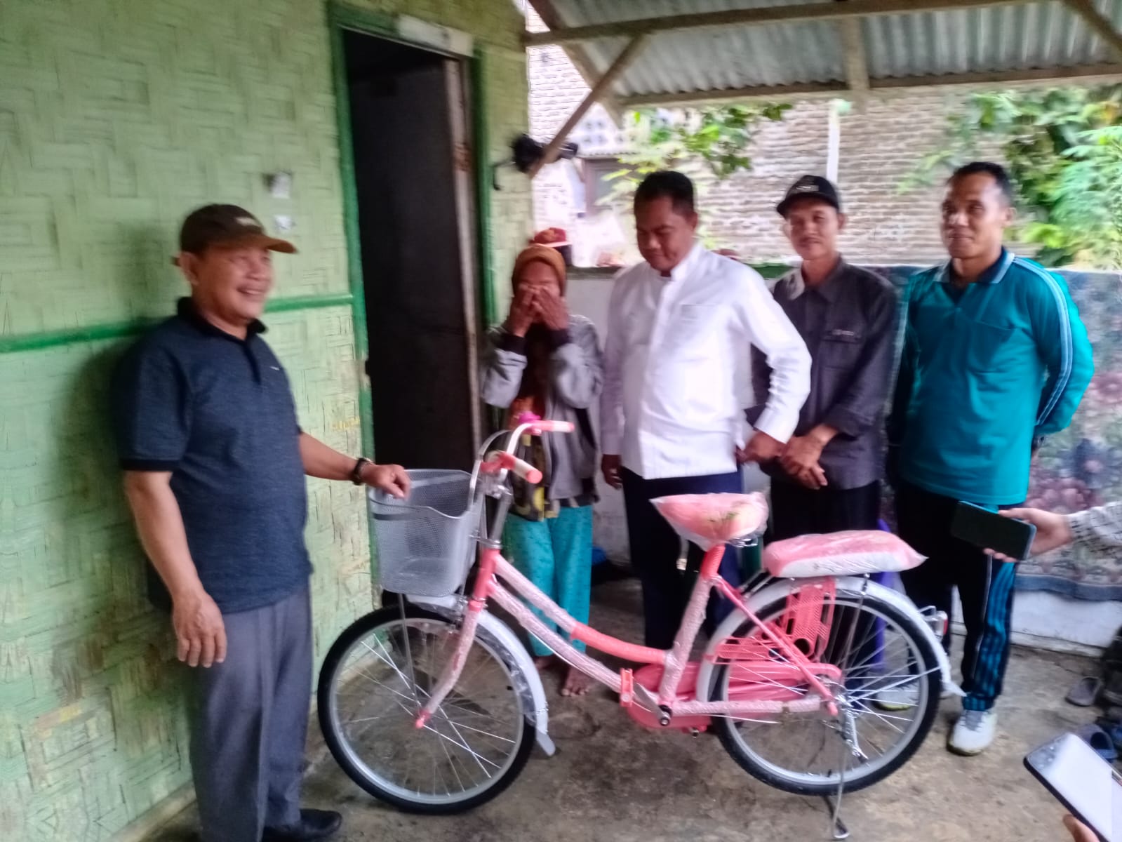 Bupati Sergai Wujudkan Mimpi Tuminten Miliki Sepeda