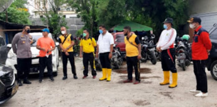 Bhabinkamtibmas Polsek Medan Baru Bersama 3 Pilar Gotong Royong Bersih Narkoba di Medan Polonia