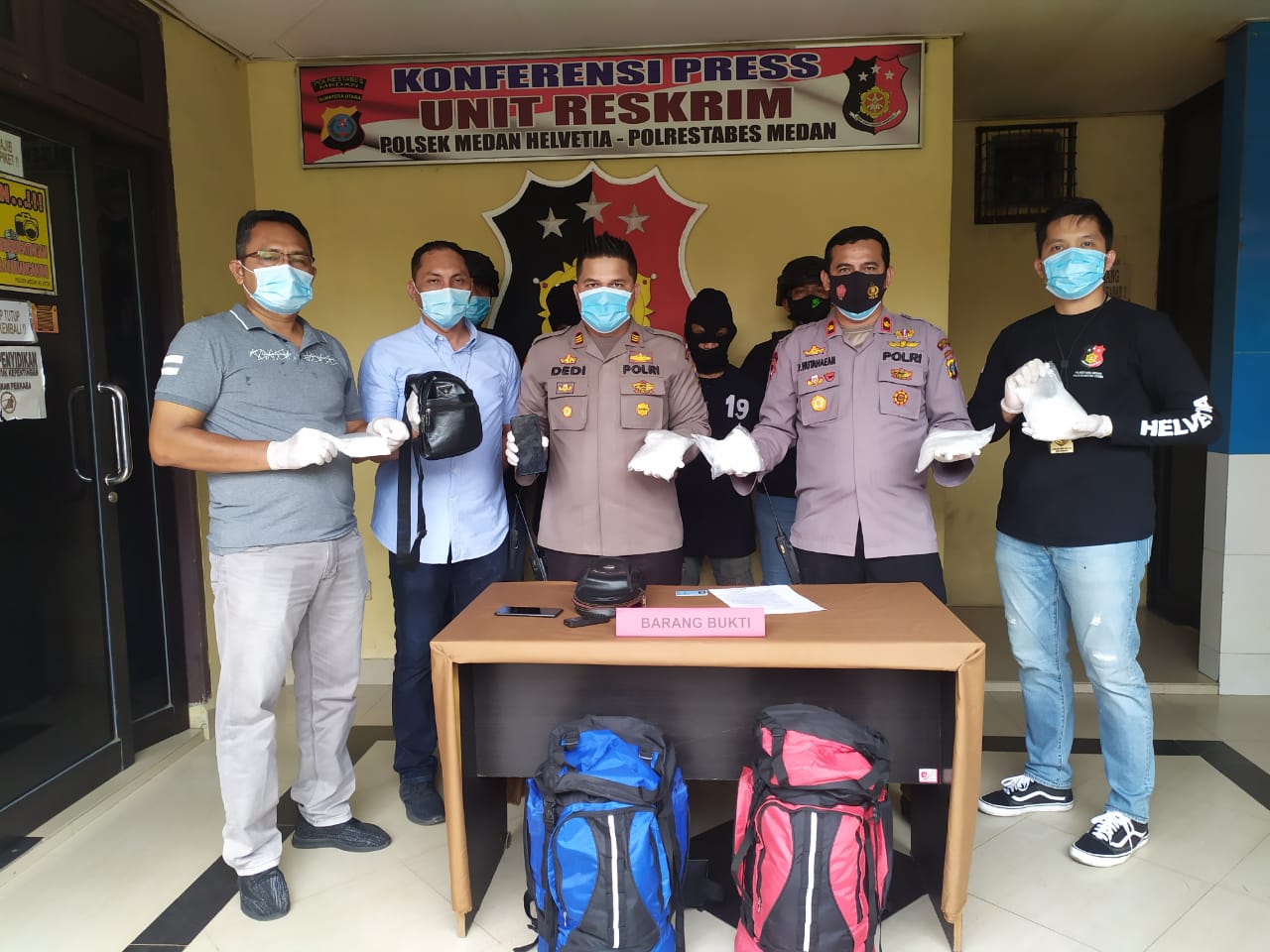 Kapolsek Medan Helvetia bersama Anggotanya Ungkap 1 Kg Sabu Di Jalan Ngumban Surbakti