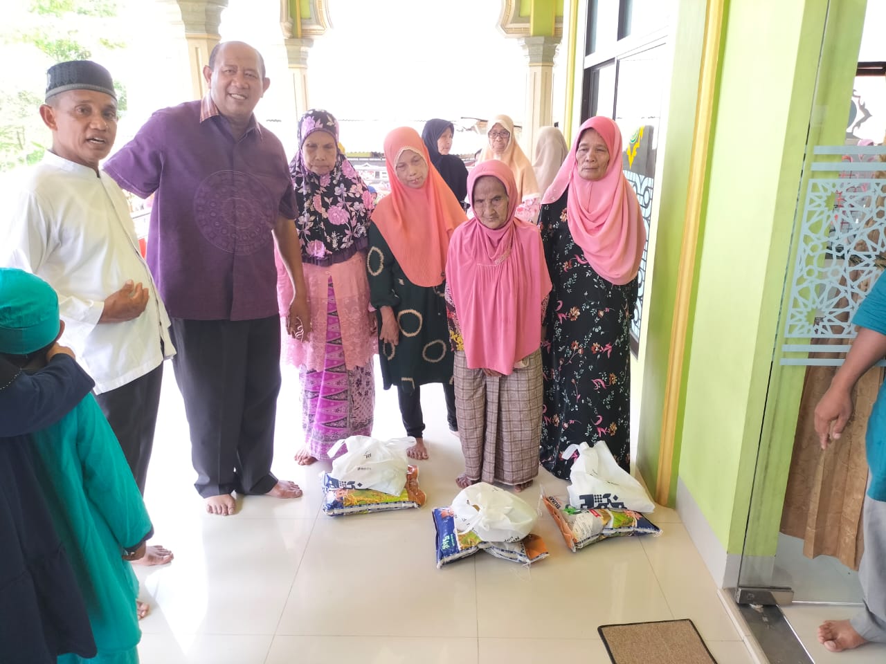 Afandin Ikut Bagikan 70 Paket Sembako kepada Warga Stabat Lama