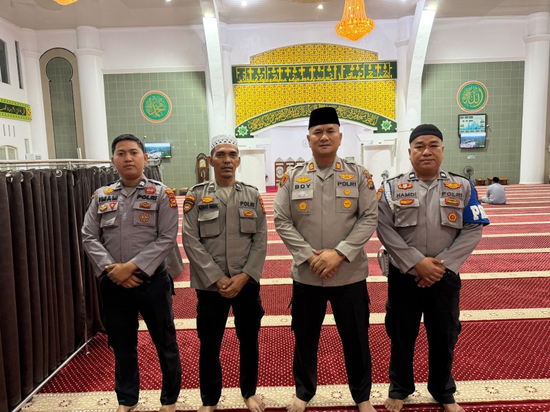 Pererat Silaturahmi, Kapolsek Bukit Kapur Pimpin Sholat Subuh Keliling di Masjid Al-Mannan